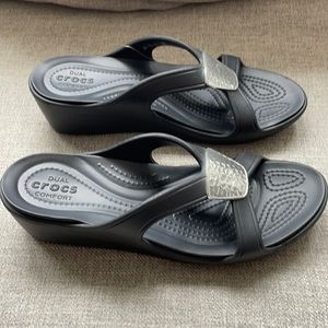 Crocs Sanrah wedge sandals size 8